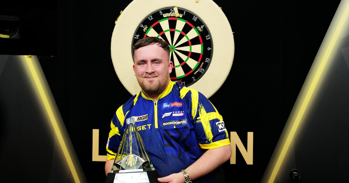 Luke Littler staat na ‘zware’ Premier League wel weer met de beker: ‘Ik ...