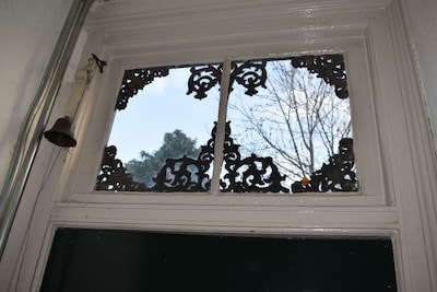 Slimme oplossing: daarom zit er een raampje boven veel voordeuren in Woerden