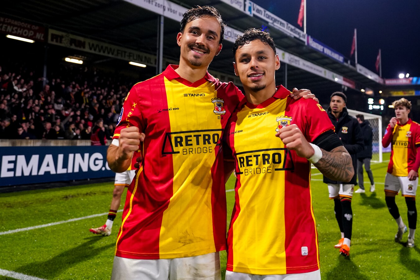 Tranen bij familie van Dean James op tribune: hij groet zijn vader na ...