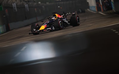 Verstappen flikt het weer: Nederlander heerst in Singapore en pakt ook belangrijke pole voor hoofdrace
