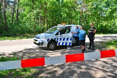 34 vaten drugsafval gevonden in Riethoven, politie en gemeente ter plaatse