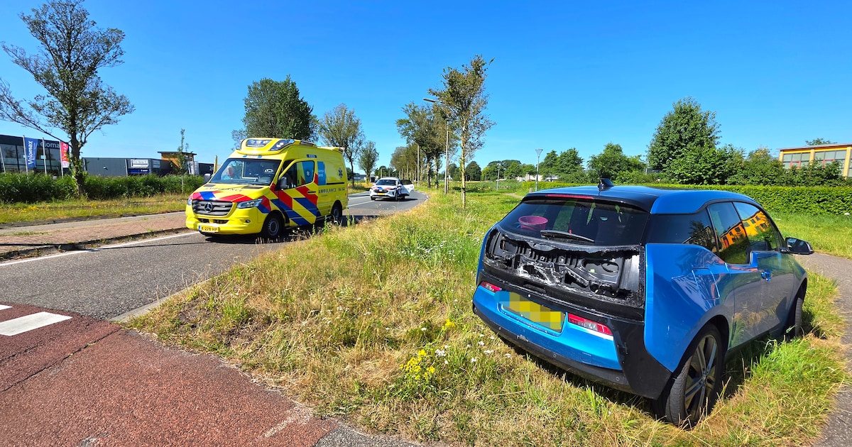 Auto beschadigd na kop-staartbotsing in Steenwijk