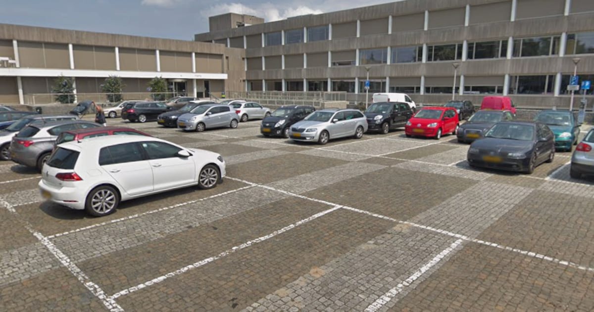 Parkeerplaats bij gemeentehuis Gooise Meren afgesloten vanwege Voorjaarskermis