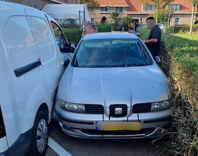 Man zonder rijbewijs rijdt bijna op agenten in tijdens achtervolging: verdacht van poging tot doodslag