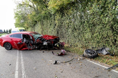 Bestuurder crasht tegen boom: slachtoffer met spoed naar ziekenhuis