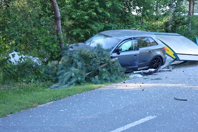 Automobilist rijdt bushok uit de grond na aanrijding met fietser in Wekerom