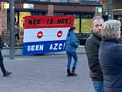 Demonstratie tegen azc in Houten is begonnen, organisatie hoopt op rustige bijeenkomst