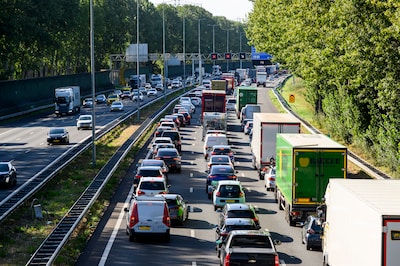 De auto laten staan om monsterfiles te voorkomen, maar hoe dan? ‘Geld kan een drijfveer zijn om de a