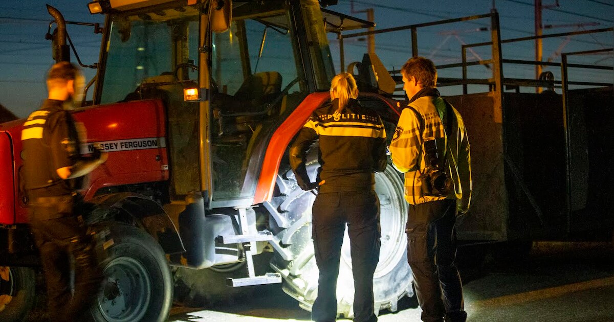 Motorrijder gereanimeerd na ongeluk met tractor met lading koeien op Westkanaaldijk Loenersloot