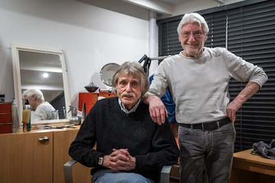 Voor deze man rijdt Johan Derksen om de zes weken 320 kilometer: ‘De beste kapper van Nederland’