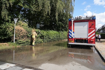 Een straat loopt onder water door een gesprongen leiding in Dongen