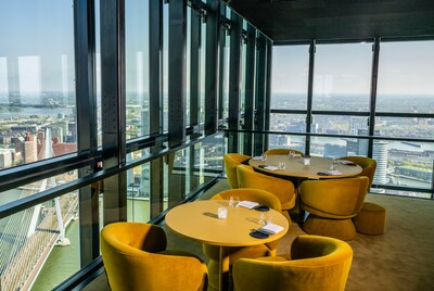 Niet alleen hoogste restaurant, ook een torenhoge rekening: we tikken 294,90 euro af voor diner
