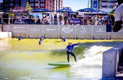 Surftoppers dansen op hun boards tussen de hoogbouw van Rotterdam voor plek op NK