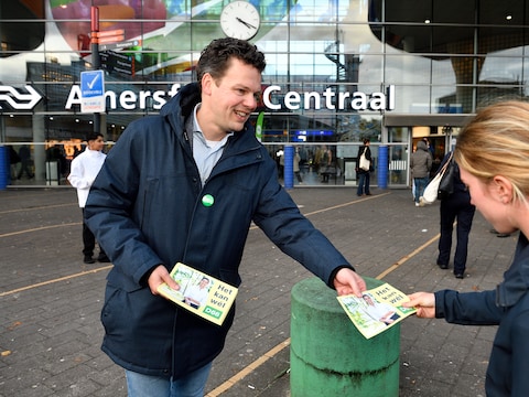 Henk-Jan Oosterhuis flyert in thuisstad Amersfoort.