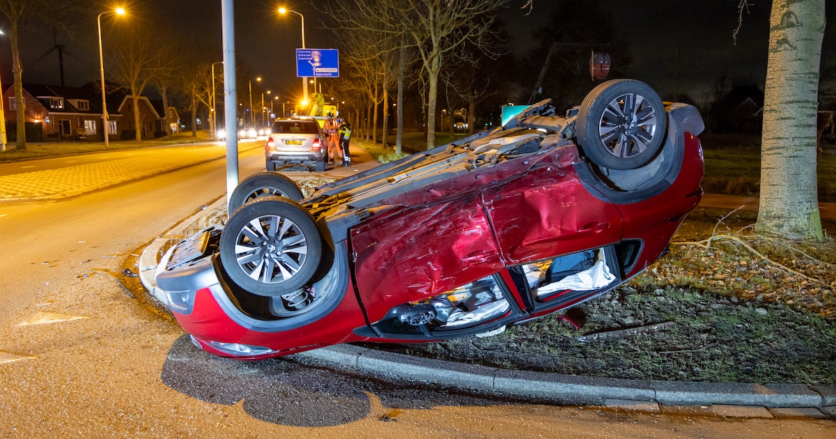 Auto slaat over de kop bij botsing op Communicatieweg in Heemskerk, bestuurder gewond