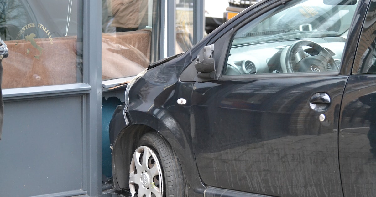 Auto ramt gevel van restaurant in Heemskerk