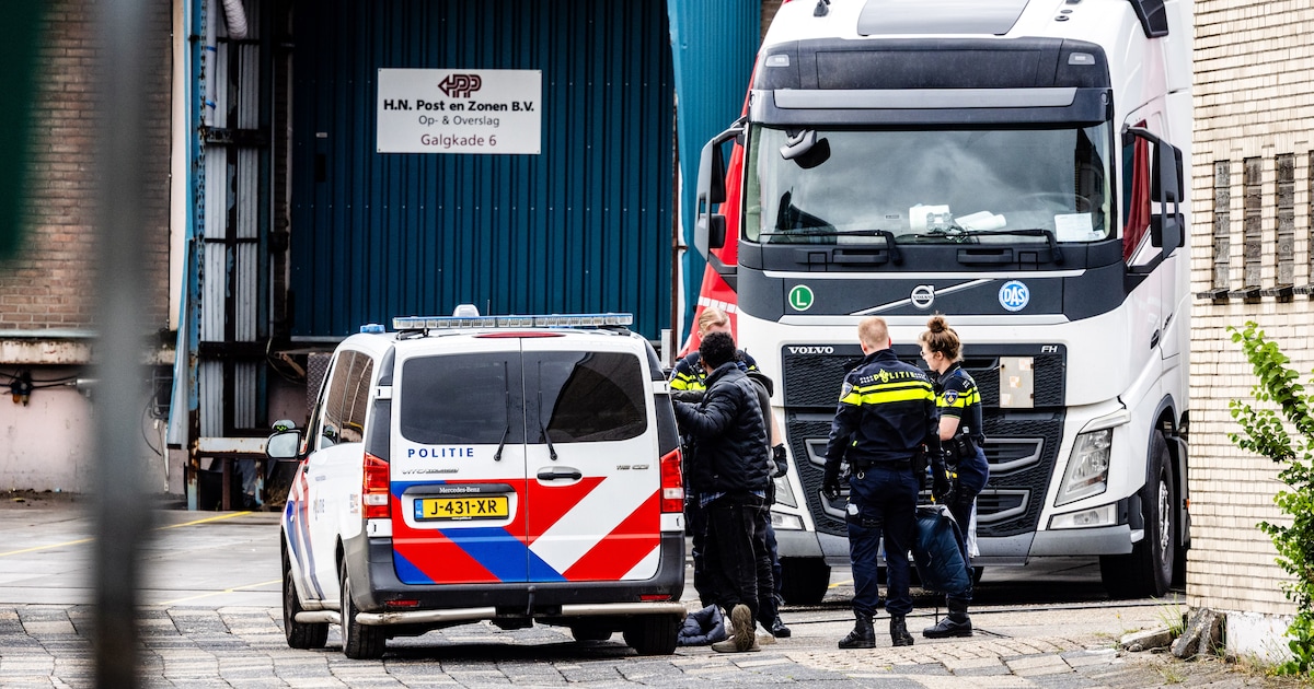 Negen mensen aangetroffen in laadruimte van vrachtwagen op bedrijventerrein Vlaardingen, chauffeur a