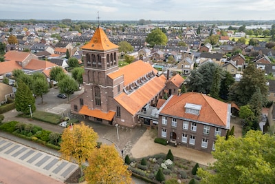 Een noodkerk in Huissen met een altaar van munitiekisten, veilingkisten dienen er als communiebanken