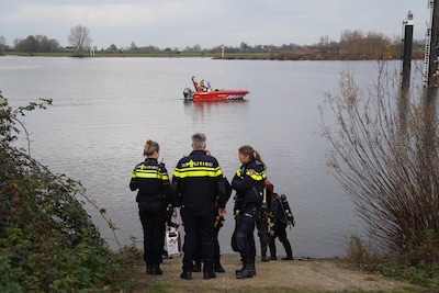 Visser vindt auto in het Máximakanaal bij Rosmalen: voertuig is mogelijk gestolen en ligt er al jare