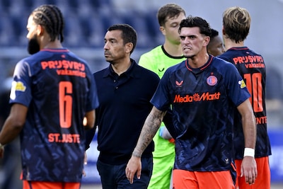 Feyenoord worstelt met eigen aanhang, Van Bronckhorst zegt sorry: 'Dit wil je gewoon niet'