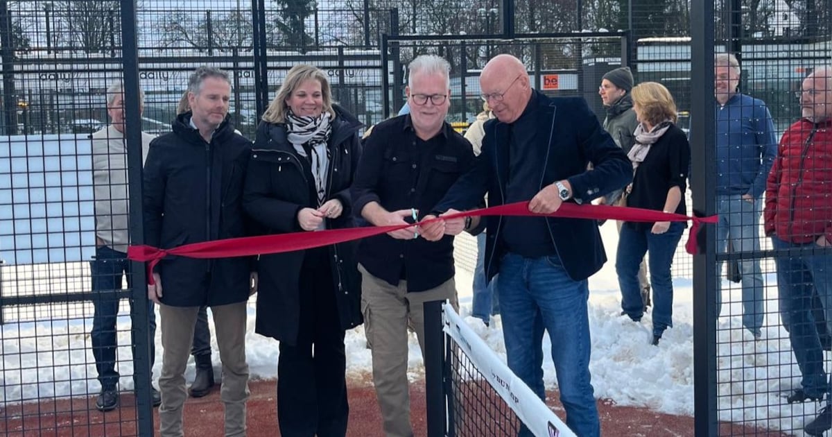 Tennisvereniging in Wijk bij Duurstede opent nieuwe padelbanen ondanks dikke laag sneeuw