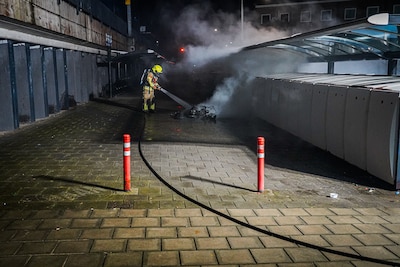 Scooter raakt zwaar beschadigd door brand in Arnhem