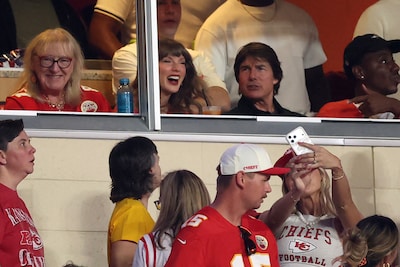 Tom Cruise krijgt les van Taylor Swift over American football: ‘Ze heeft er verstand van’