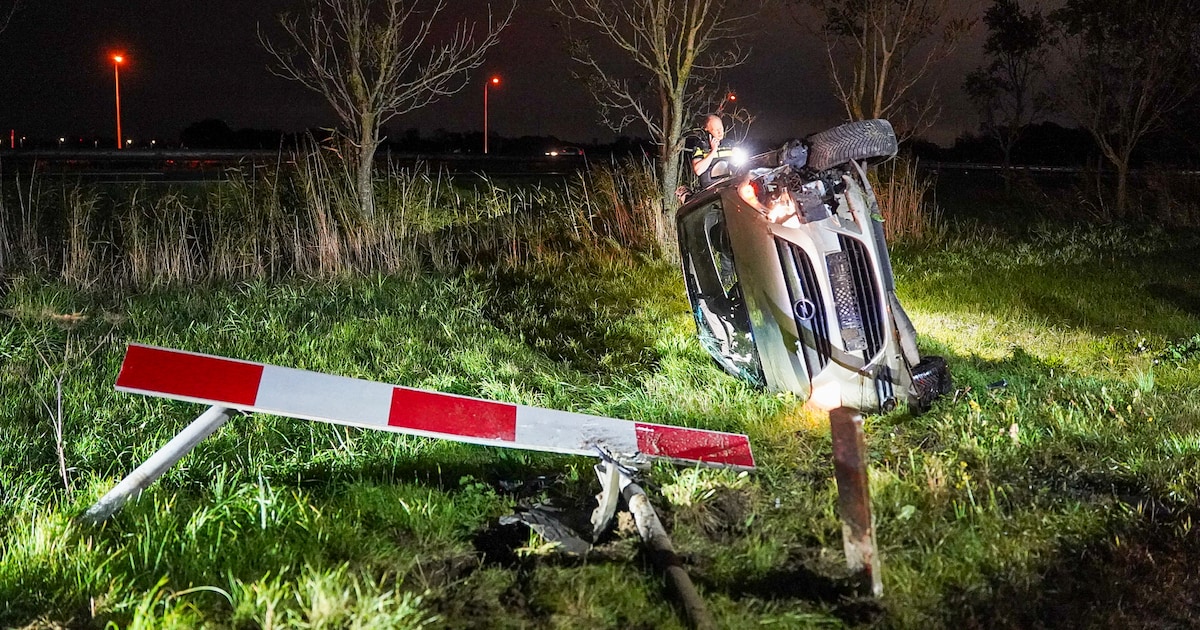 Auto belandt op z’n kant na eenzijdig ongeval bij Bergen
