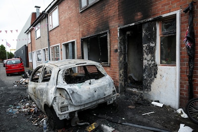 Drie arrestaties na rellen Belfast: ‘Onaanvaardbar