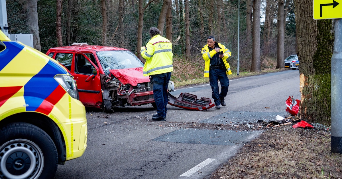 Bestuurder zwaargewond geraakt bij ongeval in Rolde, traumahelikopter opgeroepen