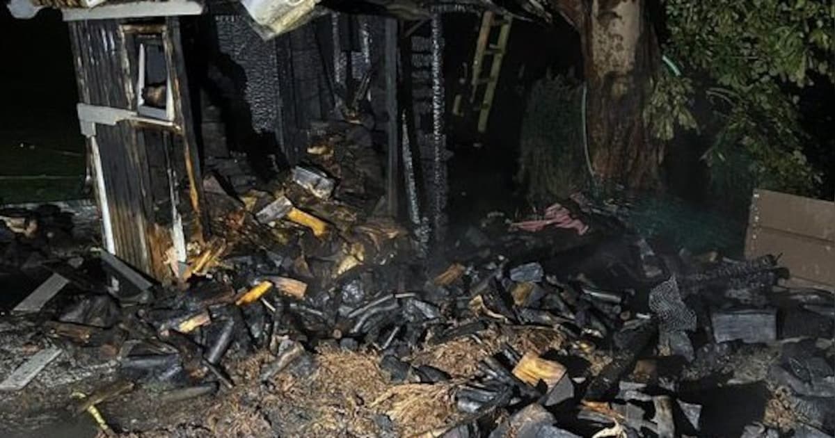 Schuur brandt volledig uit en blijft verkoold achter in achtertuin in Genderen