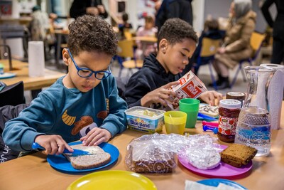 De klok tikt: als Johan niet snel hulp vindt, moeten honderden kinderen met een lege maag in de klas zitten