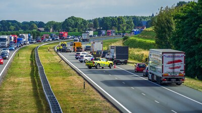 Twee auto’s fors beschadigd bij botsing op de A50 bij Herpen, inzittenden gecontroleerd in ambulance