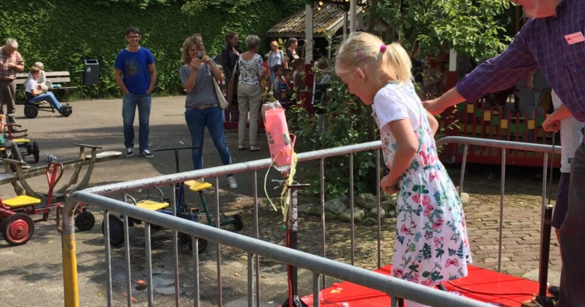 Zelf een waterraket maken in Speelgoedmuseum Roden