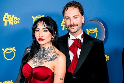 Christina Curry toont haar zwart getatoeëerde arm en Loiza Lamers heeft nat haar