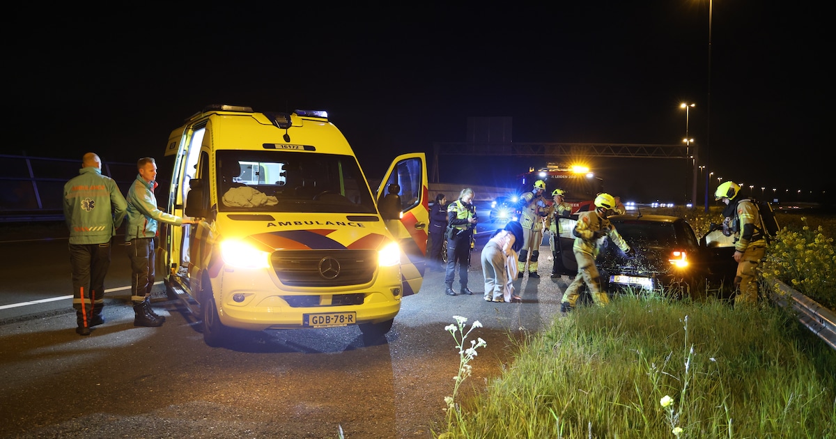 Auto geslipt en gedraaid op A4 bij Roelofarendsveen, inzittenden naar ziekenhuis