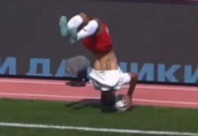 Wat een assist! Iraanse verdediger maakt handstand op de bal en komt met spectaculaire inworp