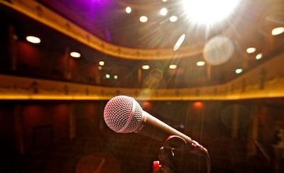 Zes comedians op het podium tijdens Open Mic avond in Eemnes