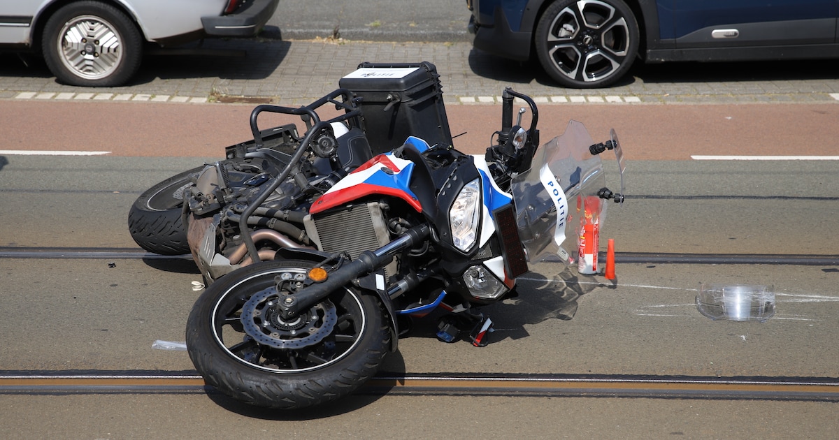 Motoragent gewond na botsing met fietser op de Nieboerweg in Den Haag