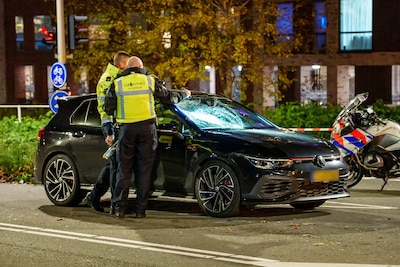 Fietsster rijdt door rood en wordt geschept door racende Angello: ‘Jullie mogen allebei van geluk sp