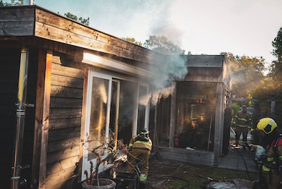 Brand breekt uit in chalet op vakantiepark in Vinkel