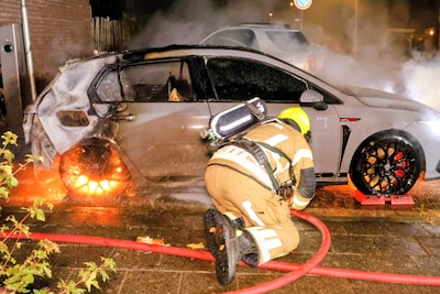 Auto in brand aan Anne de Vriesstraat in Tiel