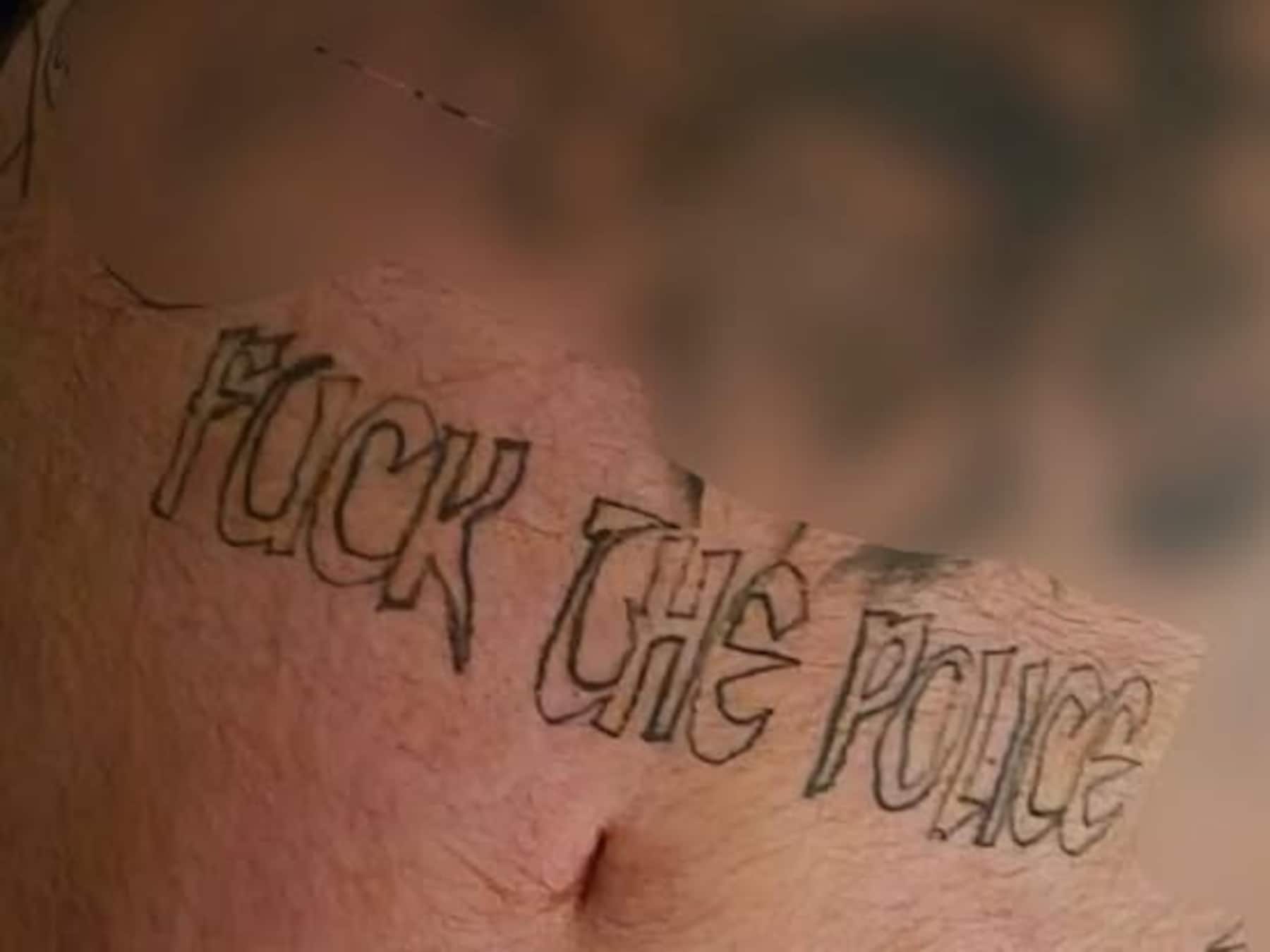 Man met anti-politietatoeage op zijn buik wordt geholpen door agenten: ‘Hoe kijkt hij daar nu naar?’