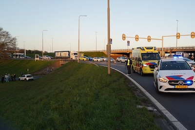 Auto belandt op fietspad na botsing met vrachtwagen bij afrit A28 Zwolle