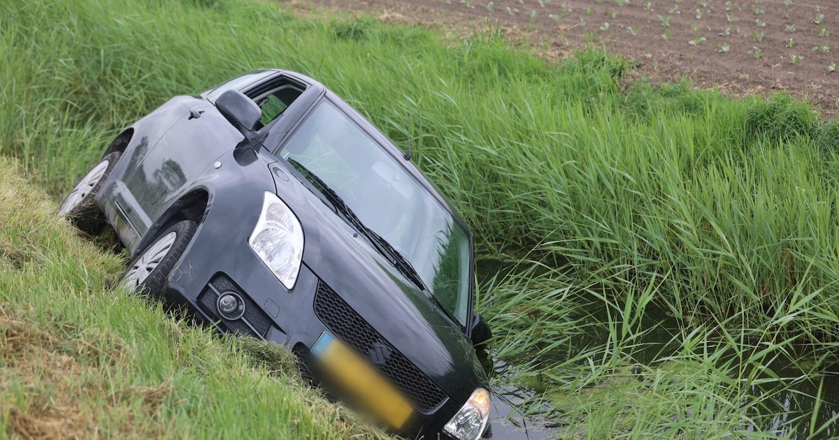 Auto belandt in sloot langs Hogebierenweg in Haringhuizen