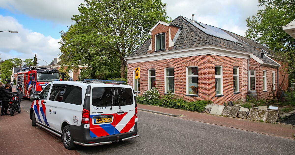 Rook uit dak van woning aan de Hoofdstraat in Beerta