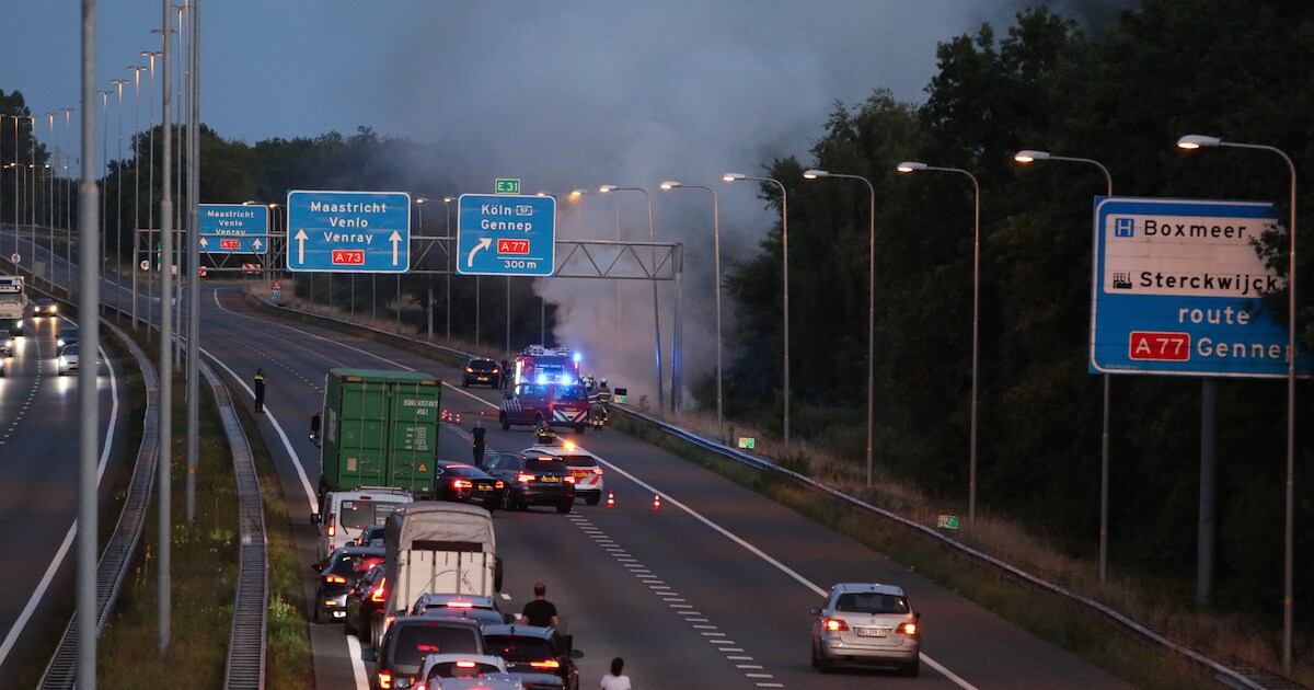 Auto uitgebrand op de A73 bij Rijkevoort, snelweg korte tijd afgesloten | Land van Cuijk