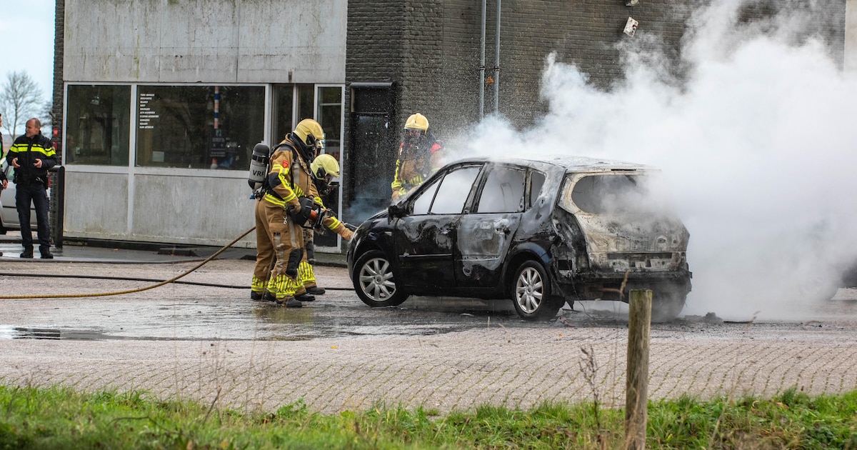 Auto brandt volledig uit bij tankstation in Bolsward