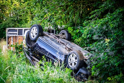 Auto met aanhangwagen vliegt over de kop op A73 bij Nijmegen