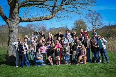 Marion (81) in het zonnetje gezet voor 68 jaar (!) bestuurswerk bij Haagse zwem- en waterpoloverenig